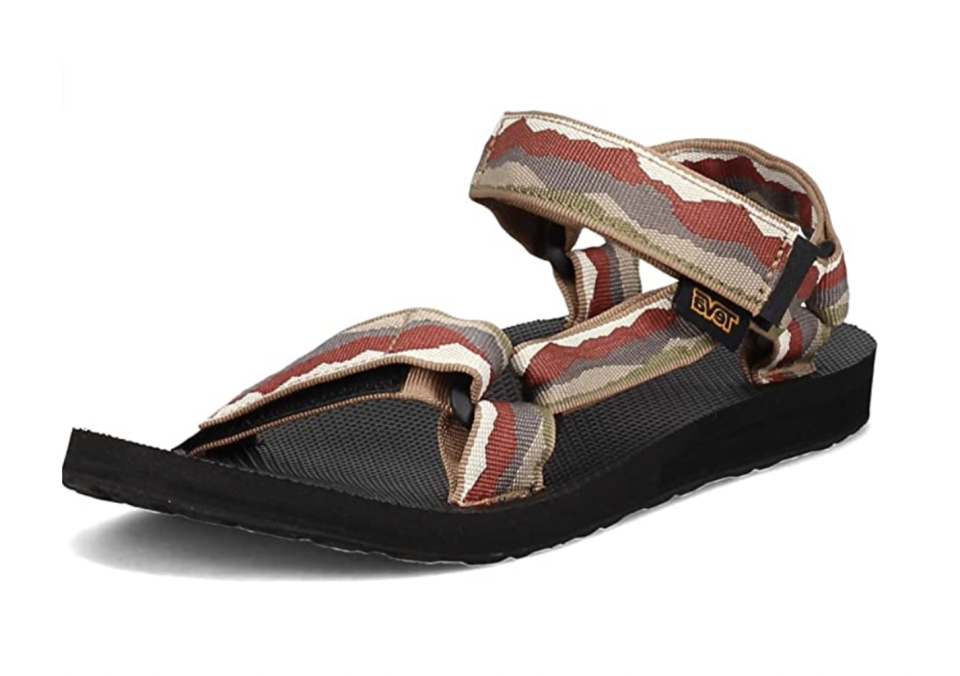 Teva涼鞋3個穿搭小貼士！「涼鞋著襪」秒變山系時尚人 Amazon買Teva比香港齊款、多色！
