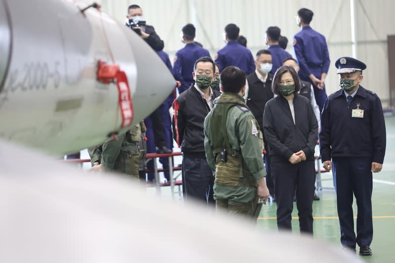 總統蔡英文13日上午在新竹空軍基地，勗勉北部地區部隊官兵，並聆聽簡報。中央社