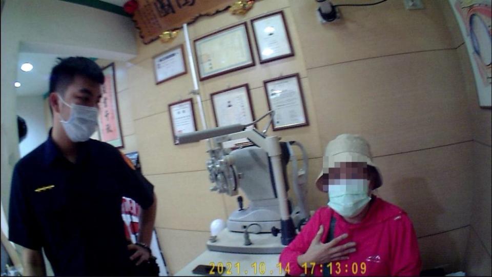 婦人遭遇詐騙集團以假冒中華電信客服人員、檢警身分詐騙，在交付地點眼鏡行店員發現明異狀，報警協助順利保住積蓄。（汐止警分局提供）