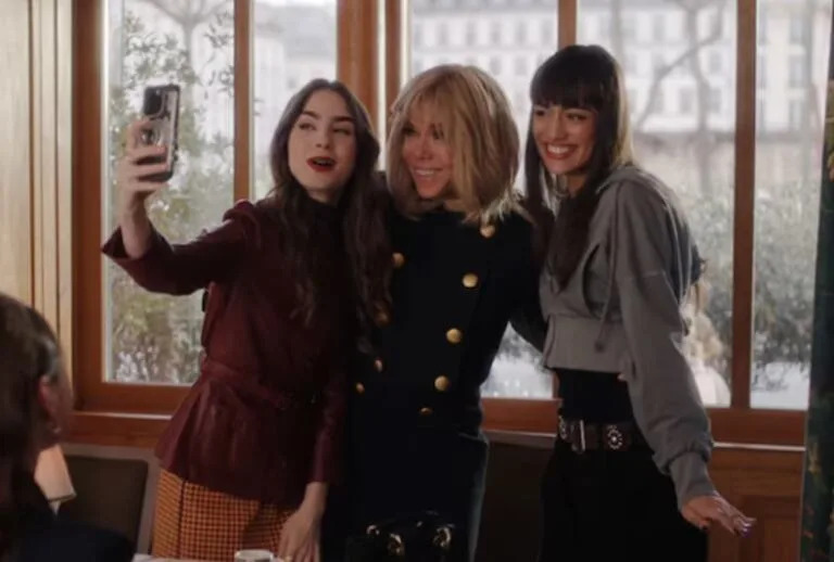 Genevieve (Thalia Besson) se suma a la foto de Emily Cooper (Lily Collins) y Brigitte Macron en la temporada 4