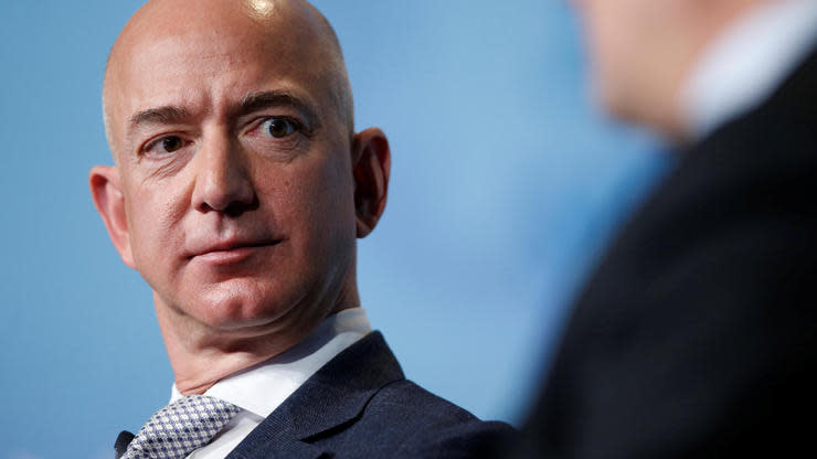 Amazon-Gründer Jeff Bezos ist der Sprengmeister des traditionellen Einzelhandels. Systematisch kapert er immer neue Branchen und prescht in den Lebensmittelhandel vor. Die Strategie des Online-Giganten.