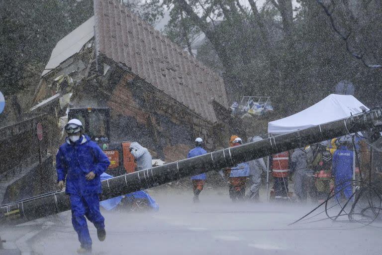 Los rescatistas detienen una operación de búsqueda debido a una fuerte lluvia en el lugar de un deslizamiento de tierra en la ciudad de Anamizu, prefectura de Ishikawa, Japón, el sábado 6 de enero de 2024. El temblor del lunes diezmó casas, caminos retorcidos y marcados y esparció botes como juguetes en las aguas. y provocó alertas de tsunami. (Kyodo News via AP)