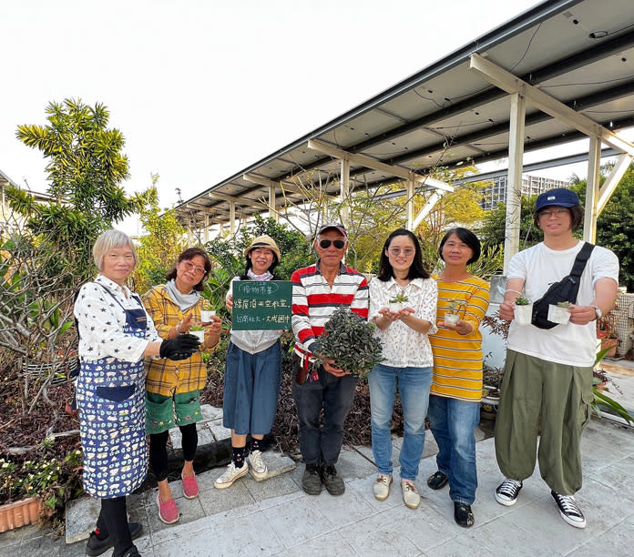 台南社大今年的草地換物市集新增植物交換區，歡迎民眾帶著已用不到園藝工具來換植物。（記者施春瑛攝）