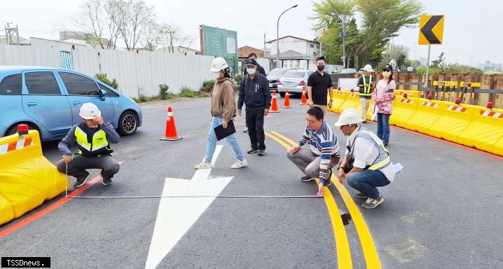 南市水利局執行永康鹽洲抽水站新建工程之鹽水溪左岸河堤道路排水過路箱涵，會同各單位會勘確認車輛改道設施完善度。（記者李嘉祥攝）