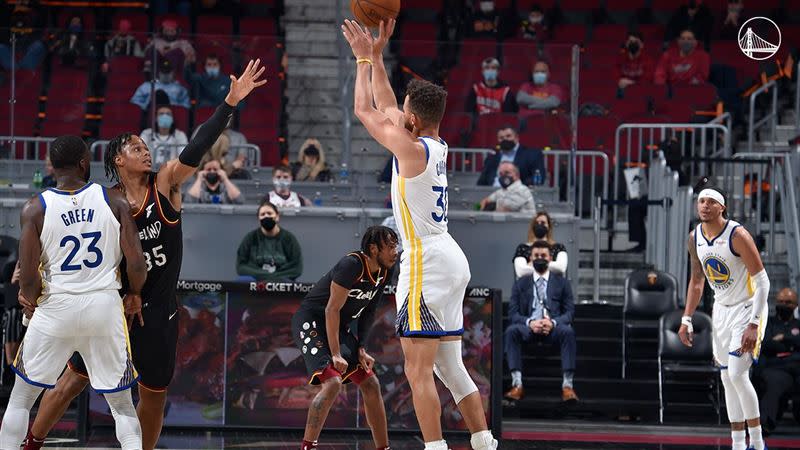 柯瑞（Stephen Curry）飆33分，勇士打出4連勝。（圖／翻攝自勇士推特）