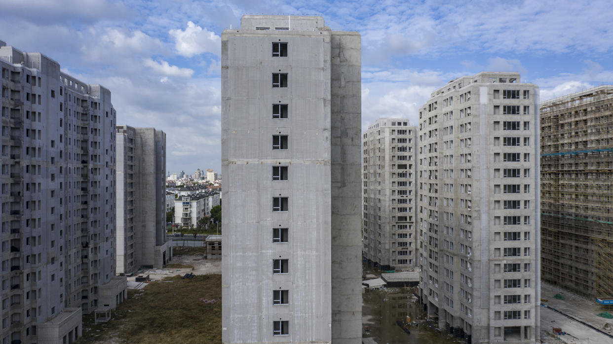 Edificios de apartamentos sin terminar y andamios de construcción en un complejo de viviendas en Shanghái, China, el 30 de octubre de 2022. (Qilai Shen/The New York Times)