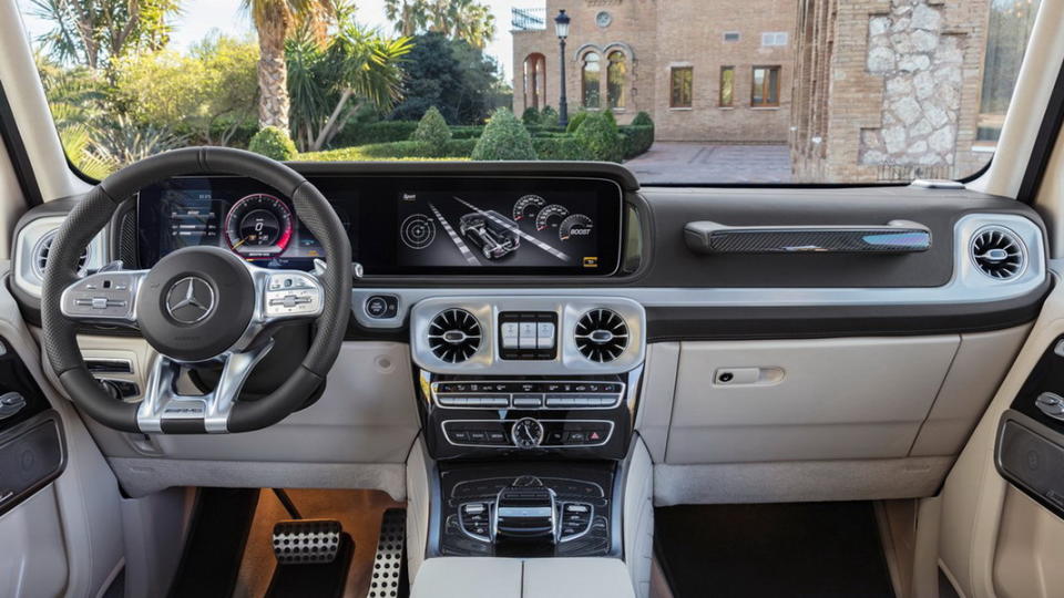 圖 / Mercedes-AMG G 63 W464中控台的COMAND Online集結多項高科技，內裝許多細節更可感受到經典的AMG元素。