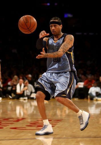 Allen Iverson pasa un balón durante un partido de la NBA entre los Memphis Grizzlies y Los Angeles Lakers, disputado el 6 de noviembre de 2009 en Los Ángeles. (AFP | Stephen Dunn)