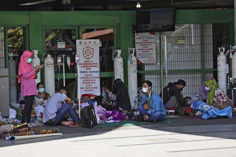 2021年7月，印尼新冠疫情嚴峻，醫院不堪負荷。（AP）