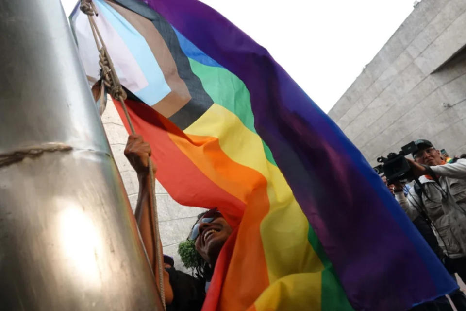 Reinstalan bandera LGBTQ+ en sede del Infonavit tras ser rota por miembros del sindicato.