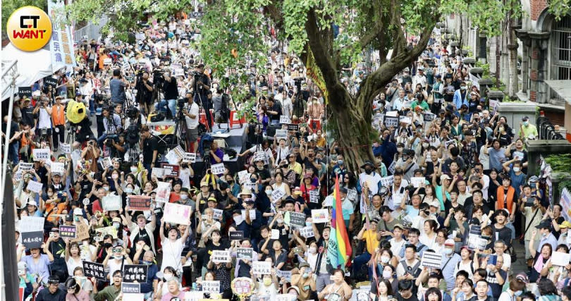 場外支持者包圍立法院。（圖／方萬民攝）