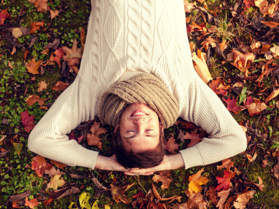 Der Aufenthalt im Freien hat auch im Herbst eine positive Wirkung. (Bild: Syda Productions/Shutterstock.com)