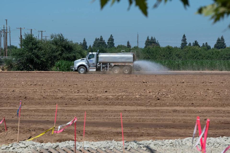 Se prepara el terreno para una nueva urbanización en lo que era un huerto de almendros en East Modesto, California, el jueves 25 de julio de 2024. La propiedad está al este de Claus Road y al norte de Briggsmore Avenue.