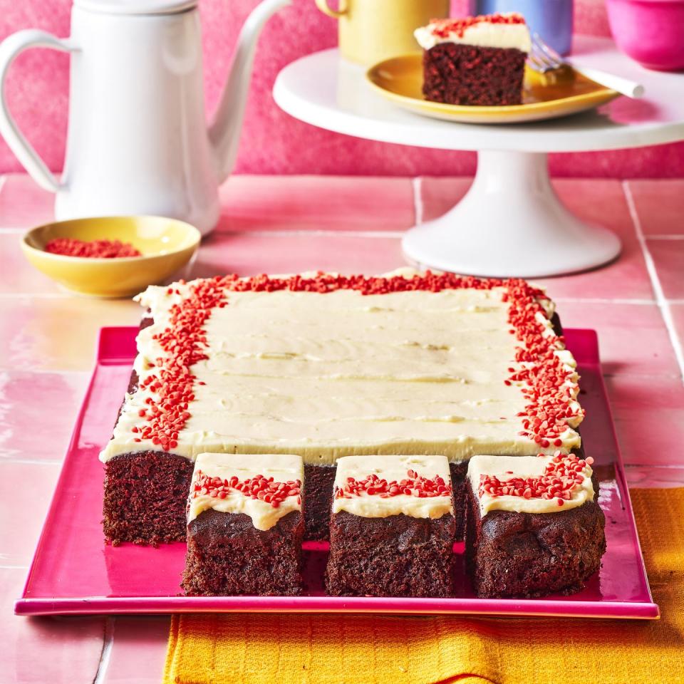 red velvet traybake