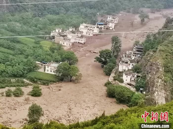 ▲四川省丹巴6/17發生土石流，形成堰塞湖，當地6千名居民撤離。（圖／翻攝自中新網）