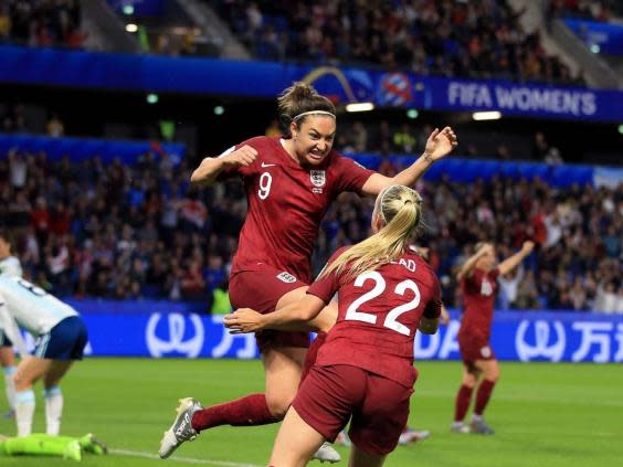 Jodie Taylor of England celebrates scoring the winning goal with Beth Mead (Getty)