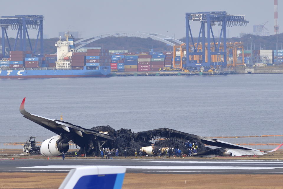 日航客機燒毁後的殘骸。 (Photo by David Mareuil/Anadolu via Getty Images)