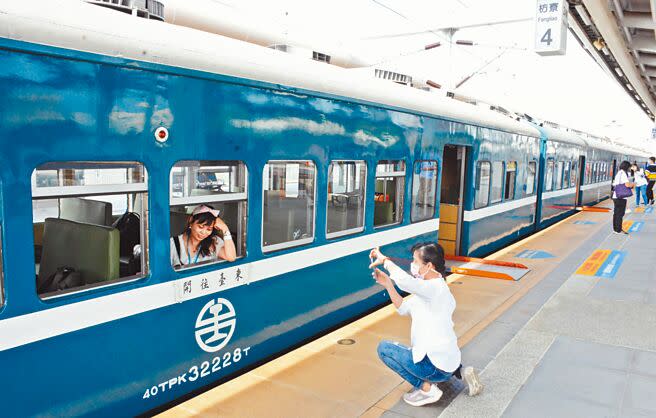 藍皮火車23日復駛首航，不少鐵道迷搶搭體驗，並拍照留念。（林和生攝）