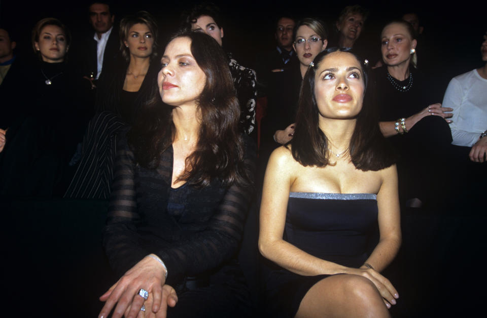 <p>Die beiden Schauspielerinnen Ornella Muti und Salma Hayek saßen 1998 bei der Fashion Show von Giorgio Armani in der ersten Reihe und schafften es nicht nur, gut auszusehen, sondern auch, sich erfolgreich zu ignorieren. </p>