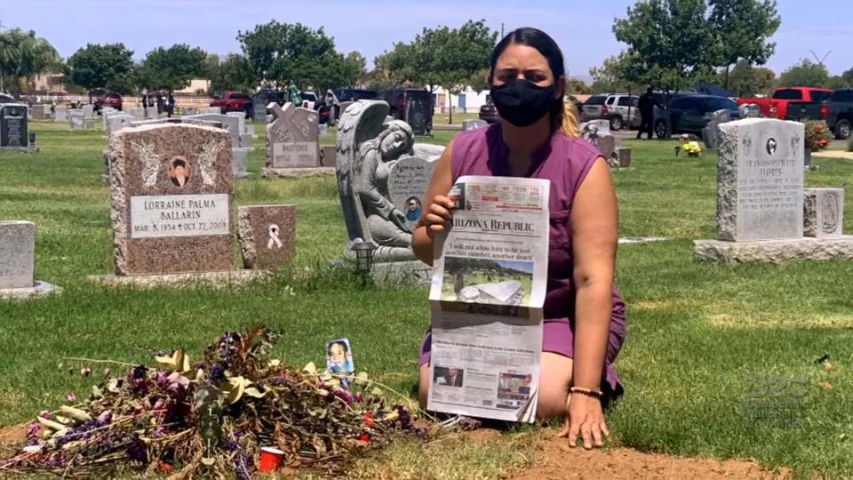 Kristin Urquiza hold a copy of her father's obituary at his gravesite (photo: youtube)