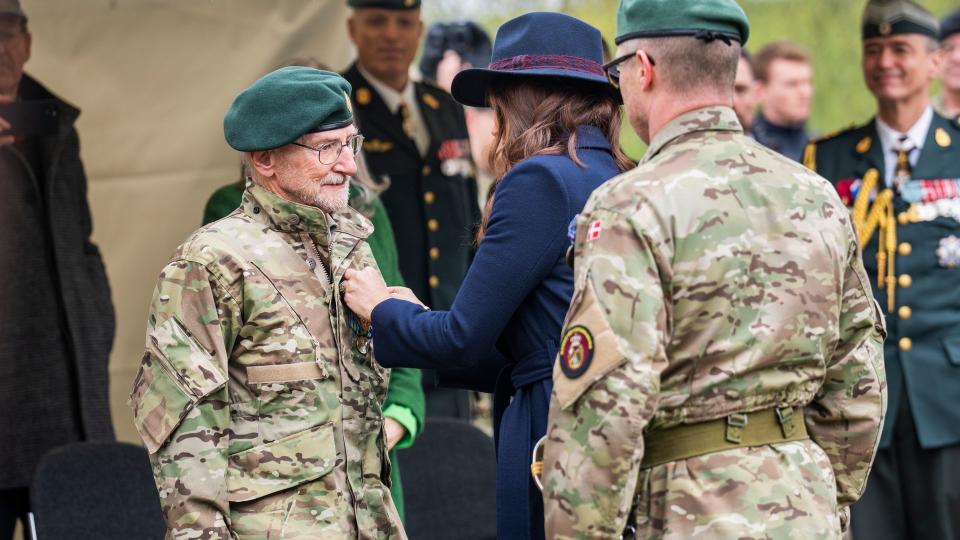 Queen Mary hands medal to soldier