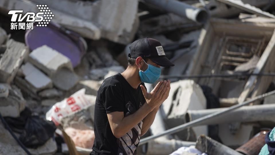 一名巴勒斯坦年輕人在以軍空襲後雙手合十祈禱（圖／達志影像美聯社）
