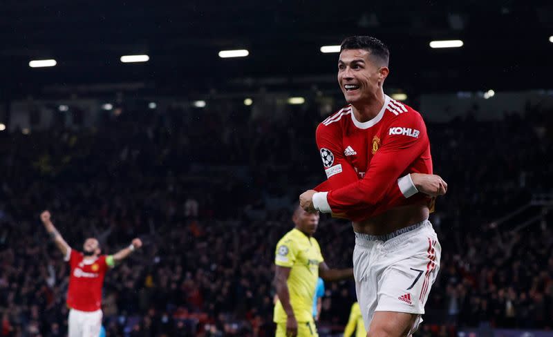 Cristiano Ronaldo celebra tras marcar el gol del triunfo del Manchester United sobre el Villarreal en el partido por el Grupo F de la Liga de Campeones, en Old Trafford, Manchester, Inglaterra