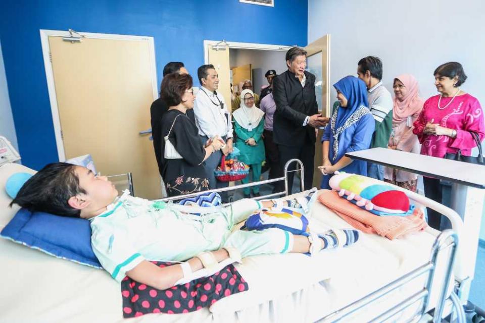 Malay Mail Care Fund trustee and Malay Mail publisher Datuk Siew Ka Wei (centre) exchange pleasantries with Adam Miqail's parents, May 24, 2019.