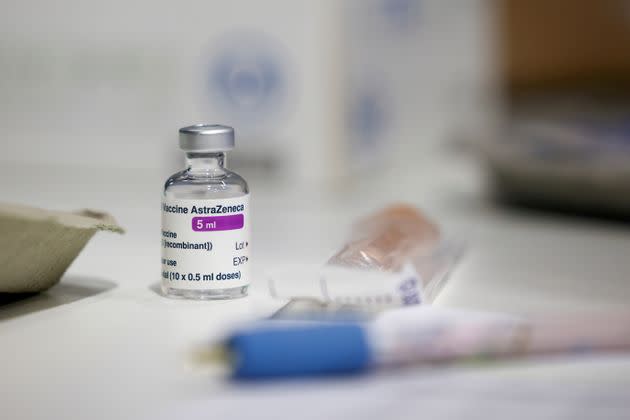 Un vaccin AstraZeneca contre le Covid-19; à Londres, le 18 février 2021 (Photo: Henry Nicholls via REUTERS)