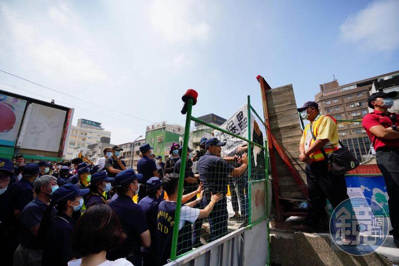 鐵道局中工處今日清晨起突襲開拆南鐵東移最後拒遷戶，許多聲援者和學生到現場與警方對峙。