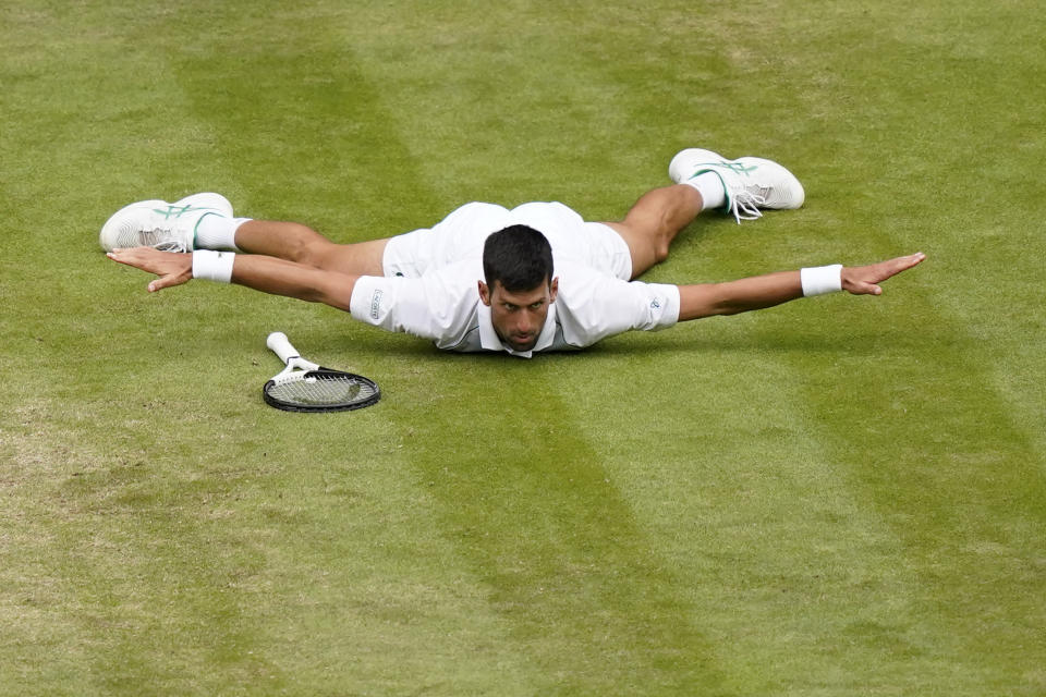 Novak Djokovic reacciona tras anotarse un punto ante Jannik Sinner en los cuartos de final de Wimbledon, el martes 5 de julio de 2022. (AP Foto/Alberto Pezzali)