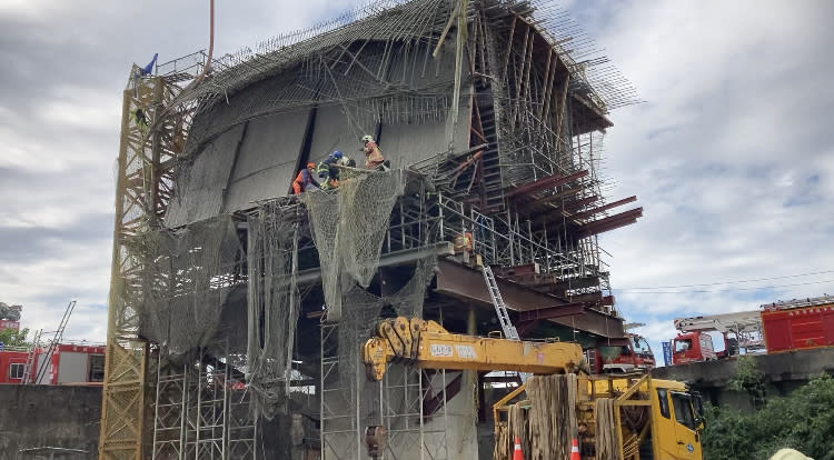 捷運三鶯線統包工程進行橋墩柱頭頂版混凝土澆置作業時模板爆裂，造成工安意外事故。（新北市政府提供）