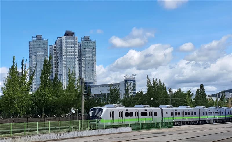 「史上最美區間車」EMU900型通勤電聯車10月底抵台。（圖／台鐵局提供）