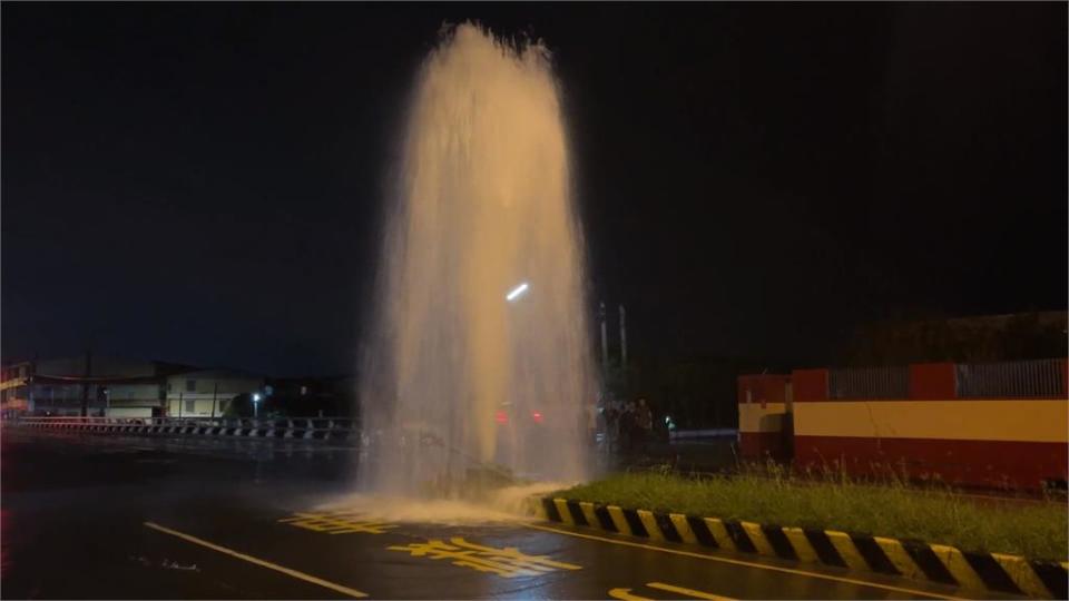 曳引車轉彎撞斷制水閥　自來水狂噴駕駛跑了