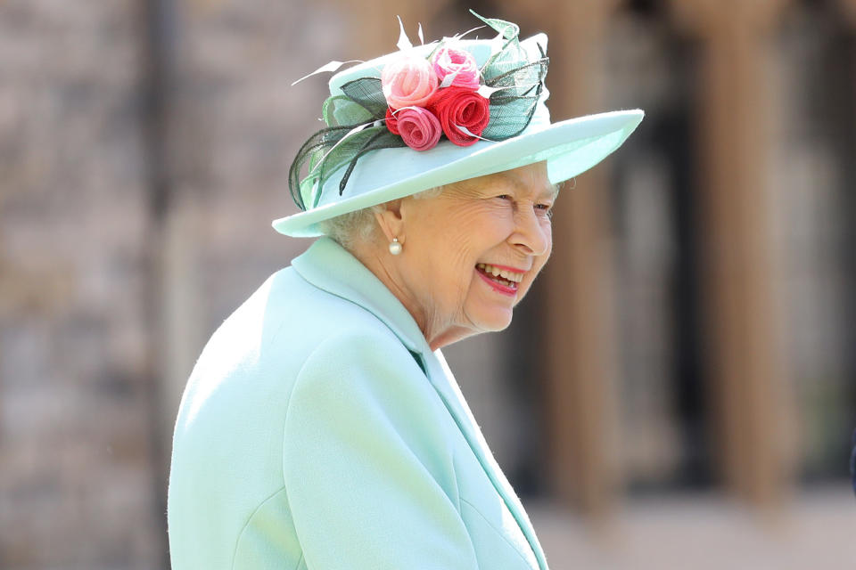 WINDSOR, ENGLAND - JULY 17: Queen Elizabeth II talks Captain Sir Thomas Moore and his family after awarding him with the insignia of Knight Bachelor at Windsor Castle on July 17, 2020 in Windsor, England. British World War II veteran Captain Tom Moore raised over £32 million for the NHS during the coronavirus pandemic.  (Photo by Chris Jackson/Getty Images)