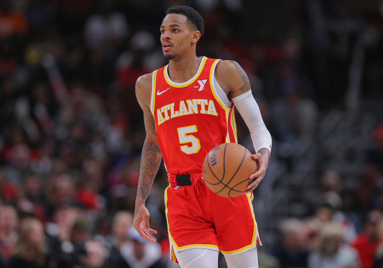 CHICAGO, IL - APRIL 01: Dejounte Murray #5 of the Atlanta Hawks brings the ball up court during the second half against the Chicago Bulls at the United Center on April 1, 2024 in Chicago, Illinois. (Photo by Melissa Tamez/Icon Sportswire via Getty Images)
