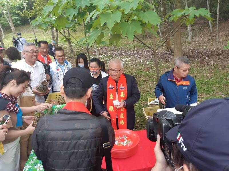 劉泰英響應姜太公道場愛農計畫於客家大院叫賣鳳梨，遊客反應熱烈，上百顆鳳梨被搶購一空。（姜太公道場提供）