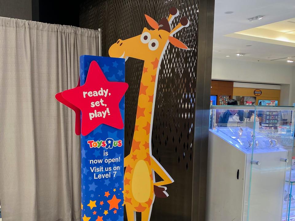 The Toy's 'R' Us giraffe.
