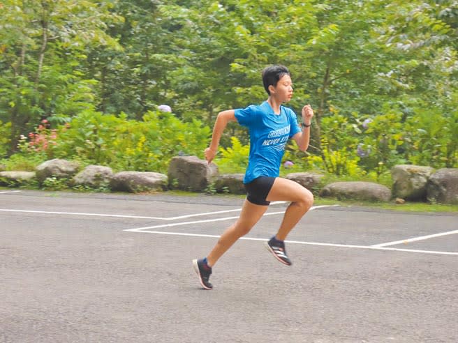 來自苗栗的桃園高中田徑選手風如芯，首年拿下全中運400公尺接力銀牌，才選擇入籍桃園拚獎金。（蔡依珍攝）