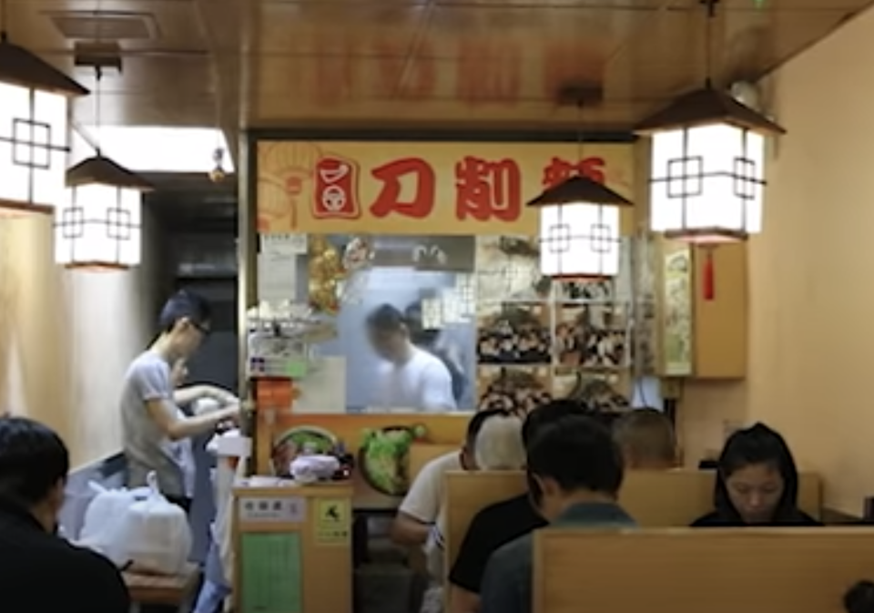 近日因學生優惠糾紛問題而爆紅的屯門刀削麵，便是典型香港街坊食店的代表（圖片截自《果籽》） 