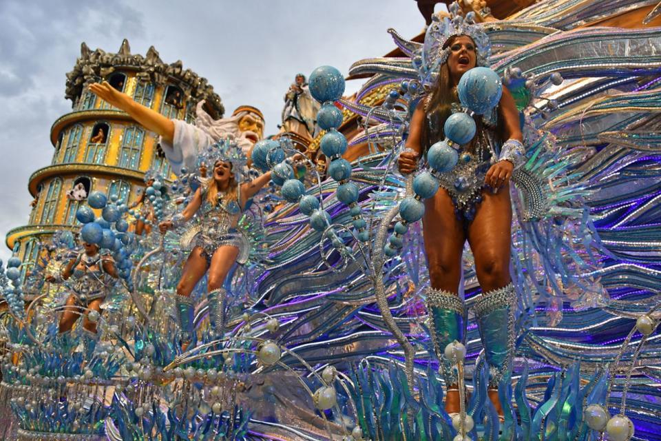 <p>Tänzerinnen der Aguia de Ouro Samba-Schule zeigen beim Karnevalsumzug im Sambódromo in Sao Paulo, Brasilien, 25. Februar 2017, was sie können. (Bild: NELSON ALMEIDA/AFP/Getty Images) </p>