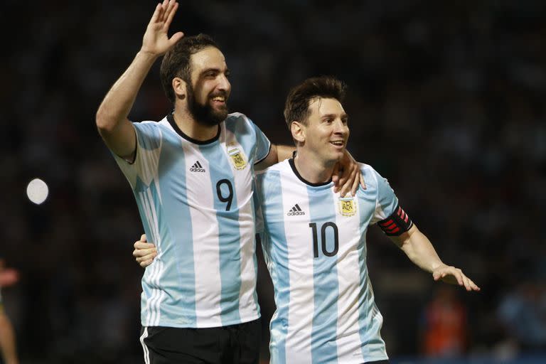 Gonzalo Higuaín junto a Lionel Messi en un partido de eliminatorias para Rusia 2018, ante Bolivia