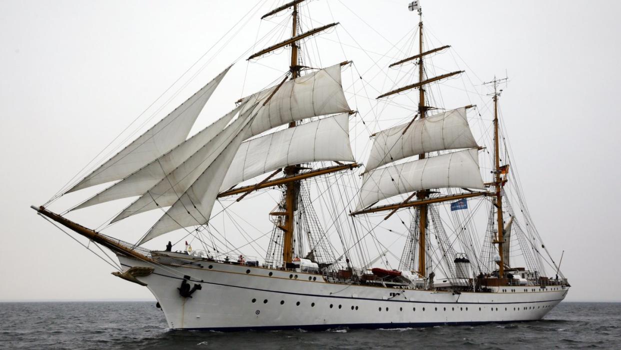 Die «Gorch Fock» wird seit Anfang 2016 saniert. Die Kosten dafür sind völlig aus dem Ruder gelaufen und werden mittlerweile auf 135 Millionen Euro beziffert. Foto: Bernd Wüstneck/Archiv