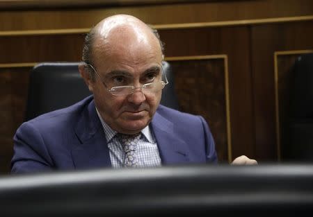 Spain's Economy Minister Luis de Guindos attends the 2015 budget debate at Parliament in Madrid October 21, 2014. REUTERS/Andrea Comas