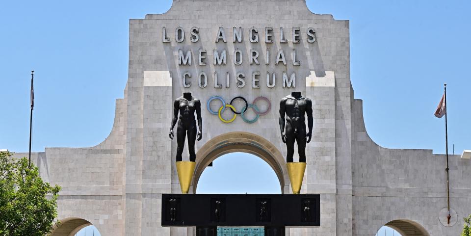 Los Angeles Coliseum akan menjadi tuan rumah upacara Pembukaan dan Penutupan Olimpiade serta cabang olahraga atletik untuk ketiga kalinya. (Foto oleh Frederic J. Brown/AFP/Getty Images)