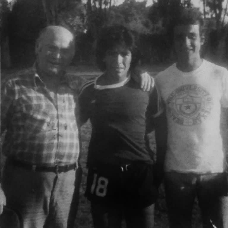 El primer futbolista profesional que se cruzó el día que se vino a probar a Buenos Aires fue Diego Maradona. Increíble.