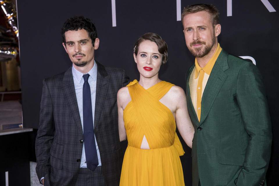 El director Damien Chazelle y los actores Claire Foy y Ryan Gosling llegan a la premiere de la película "First Man" en el Museo Nacional del Aire y el Espacio del Smithsonian Institution, el jueves 4 de octubre del 2018 en Washington. (Foto por Charles Sykes/Invision/AP)