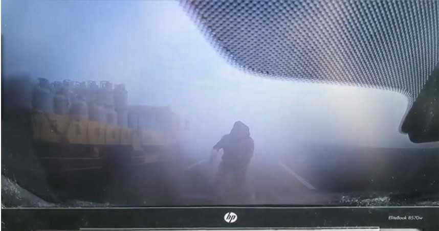 今晨西濱快雲林路段發生連環車禍，造成2死8傷，警方檢視車輛行車記錄器，發現當時濃霧瀰 漫，能見度低。（圖／翻攝畫面）