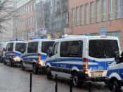 Polizeifahrzeuge stehen vor dem zweiten Veranstaltungsort, dem Musicaltheater in Bremen. Foto: Ingo Wagner