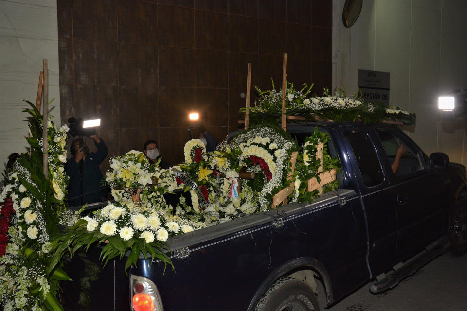 Detalles de los arreglos florales en el funeral de la productora de televisión Magda Rodríguez (Getty Images)